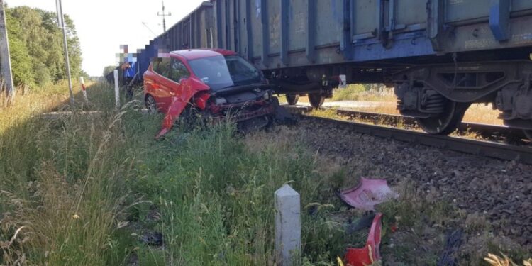 Zdarzenie osobówki z pociągiem towarowym w Szczecinku. Wielkie szczęście kierującego