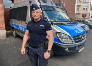 Policjant wspiął się po rynnie, wszedł do mieszkania przez otwarte okno i zapobiegł pożarowi