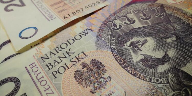 W życie wchodzi nowa, obniżona stawka PIT. Kto na tym skorzysta?