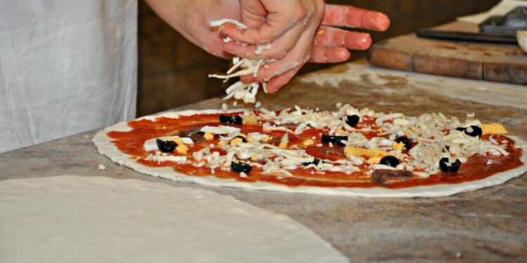 Zachodniopomorskie: Brud i przeterminowane produkty. Zły stan pizzerii w regionie