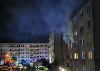 Pożar mieszkania! 15 osób ewakuowano za pomocą strażackiej drabiny