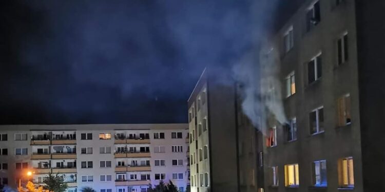 Pożar mieszkania! 15 osób ewakuowano za pomocą strażackiej drabiny