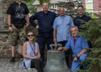 Po 70 latach rozłąki policjant skompletował ponownie dzwon z 1672 roku