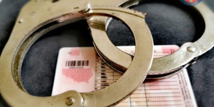 Szczecin: Do zabezpieczenia auta pijanego kolegi przyjechał mężczyzna z… fałszywym, zagranicznym prawem jazdy
