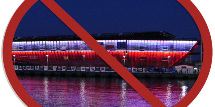 01.08 Morskie Centrum Nauki nie zostało podświetlone w biało-czerwonych kolorach