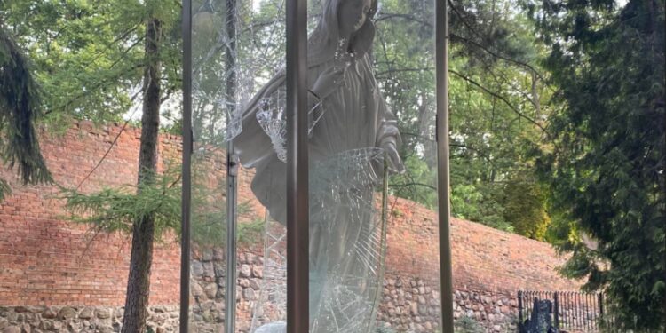 Profanacja figury Matki Bożej w Stargardzie. Sprawca poszukiwany
