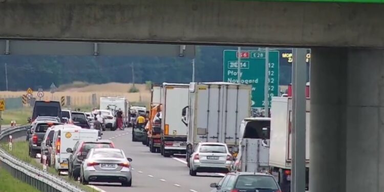 Skandaliczne zachowanie kierowców na autostradzie A6 [WIDEO]