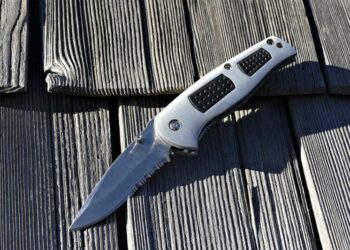 Szczecin: Grozili dzieciom na boisku szkolnym. Mieli ze sobą nóż i pałkę teleskopową