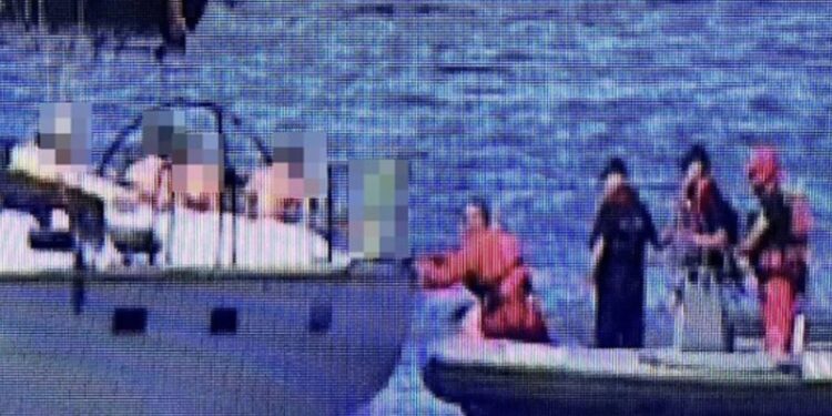 Roznegliżowani mężczyźni kilkadziesiąt metrów od plaży w Świnoujściu