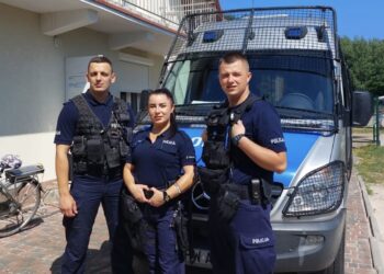 Młodzi policjanci uratowali duszącą się kobietę. 38-latka dziękuje funkcjonariuszom