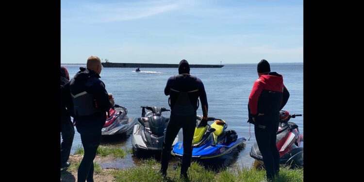 Szczecin: Oddolna akcja dotleniania jeziora Dąbie. Pojawiło się wielu chętnych do pomocy!