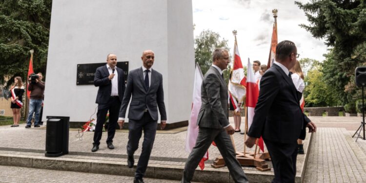 Gloryfikowanie sowieckiego żołnierza w rocznicę wybuchu IIWŚ. Matecki: „Precz z komuną!”