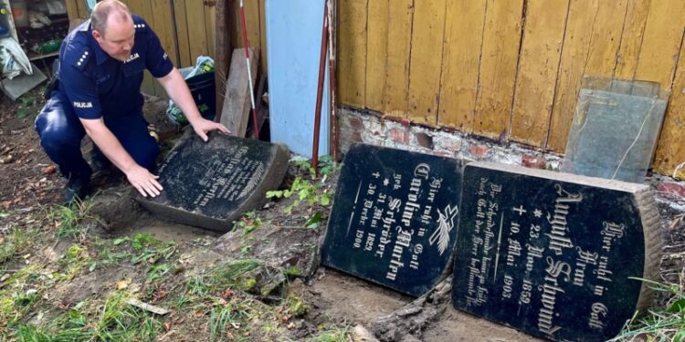 Szczecin: Ukradł płyty nagrobne i wyłożył sobie nimi drogę na działce