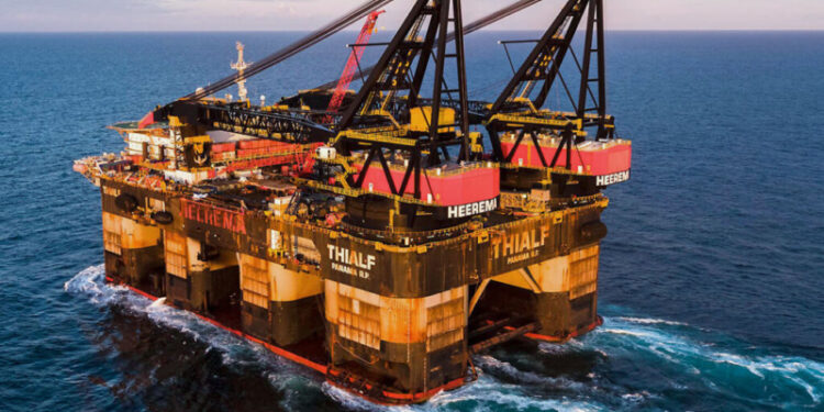 Wielki statek z dźwigiem na Morzu Bałtyckim