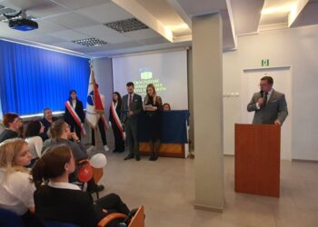 Liceum Ogólnokształcące przy Szczecińskiej Szkole Florystycznej zyskało imię Sybiraków. W tej szkole nauczysz się m.in. szermierki