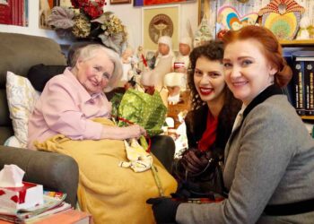 „Szarotki” u „Sarenki”. Grupa rekonstrukcji historycznej z wizytą u Danuty Szyksznian-Ossowskiej