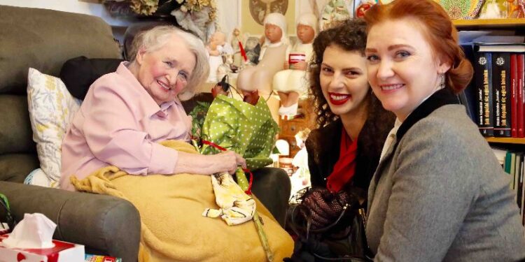 „Szarotki” u „Sarenki”. Grupa rekonstrukcji historycznej z wizytą u Danuty Szyksznian-Ossowskiej