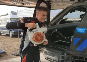 Krzysztof Hołowczyc najpierw dachował na drodze publicznej, następnie w tym samym dniu zdobył mistrzostwo Polski