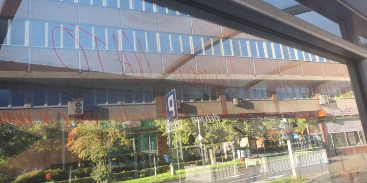 Szczecin: Straż Miejska przyłapała go na pisaniu po wiacie przystanku. Przyznał, że robi to od lat