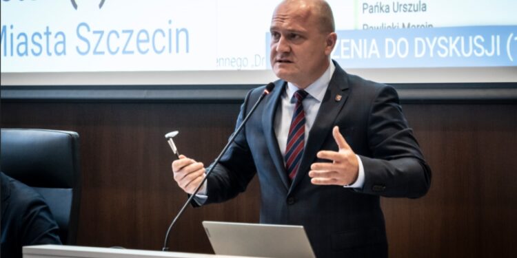 Radni punktują Piotra Krzystka na sesji Rady Miasta Szczecin