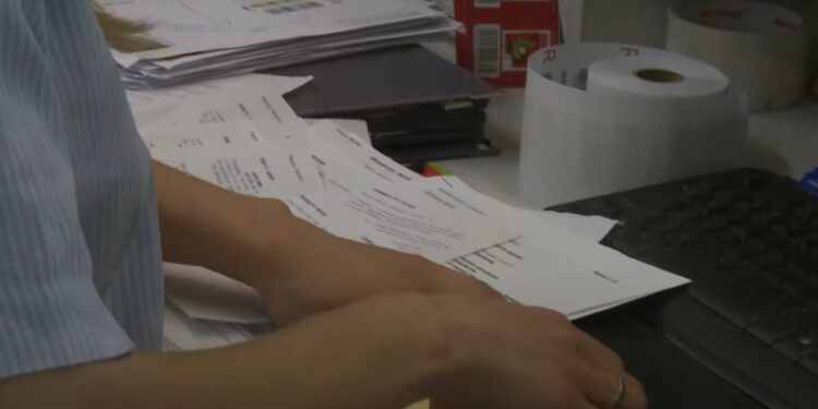 Szczecin: Pobierała wynagrodzenie za fikcyjne przesyłki. Pracownica poczty stanie przed sądem