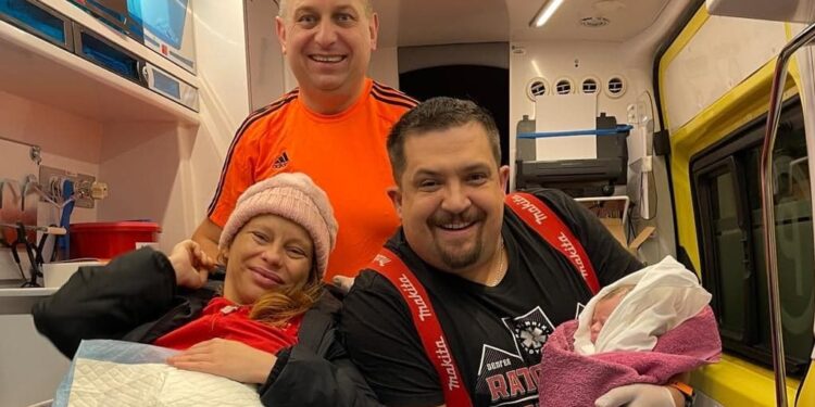 Ratownicy z Drawska Pomorskiego pomogli w domowym porodzie. Na świat przyszedł zdrowy chłopiec!