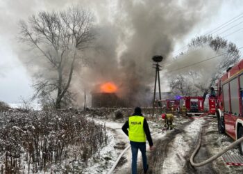 Policjanci uratowali 9 osób z pożaru domu wielorodzinnego. Wśród pogorzelców jest niespełna roczne niemowlę