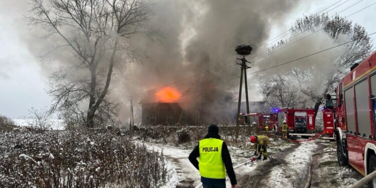 Policjanci uratowali 9 osób z pożaru domu wielorodzinnego. Wśród pogorzelców jest niespełna roczne niemowlę