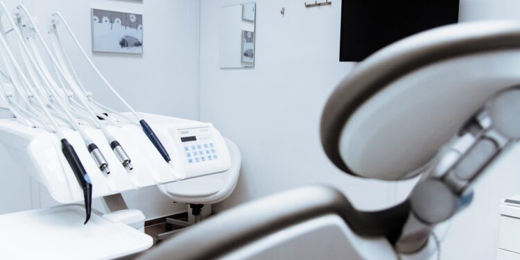 Stomatolog chciał zarobić podwójnie. Oszukał NFZ na kwotę ponad 46 tys. zł