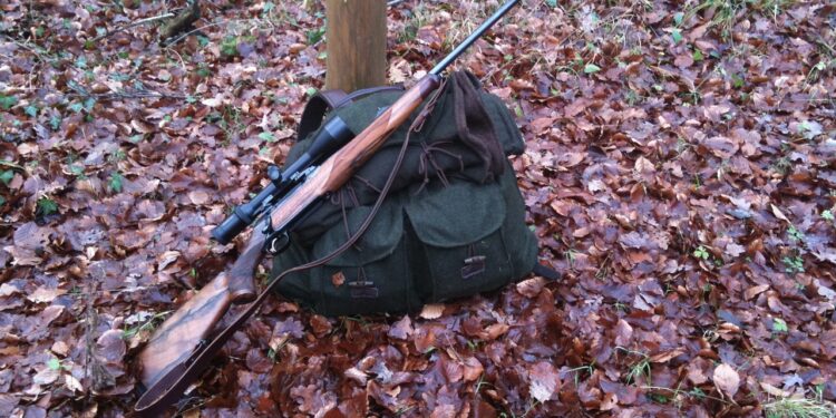 Poważny wypadek na polowaniu. Myśliwy postrzelił organizatora