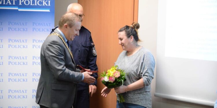Znalazła 9 tys. zł i sama odszukała ich właściciela. Mieszkanka Polic z nagrodą za „Postawę godną naśladowania”!