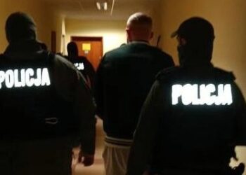 Uderzył w radiowóz i potrącił policjanta