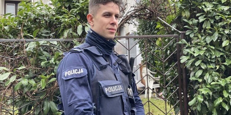 Policjanci uratowali niepełnosprawnych z pożaru