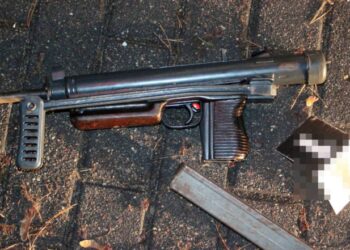 Zatrzymano pijanego kierowcę. W samochodzie znaleziono broń automatyczną z tłumikiem oraz narkotyki