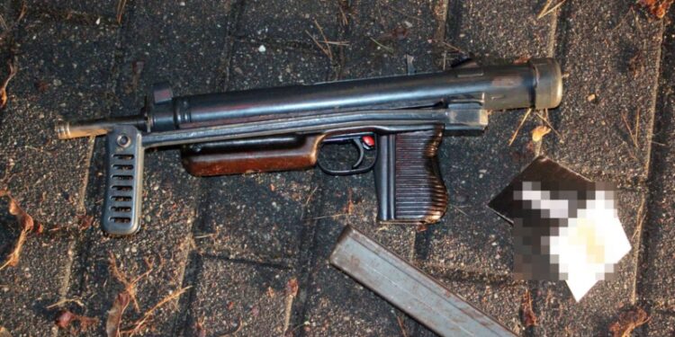 Zatrzymano pijanego kierowcę. W samochodzie znaleziono broń automatyczną z tłumikiem oraz narkotyki