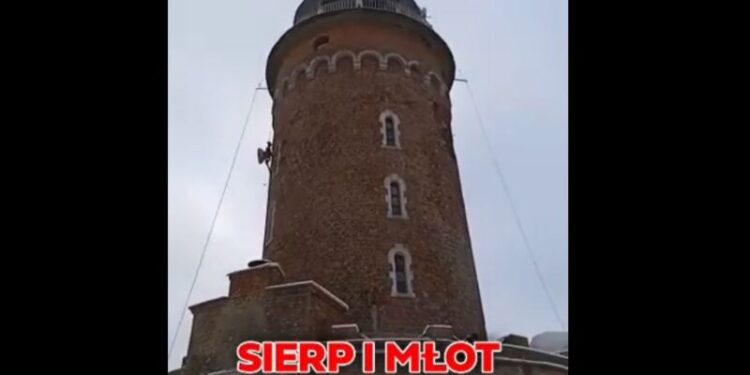 Kołobrzeg uwalnia się od radzieckich symboli. Sierp i młot zniknęły z latarni morskiej