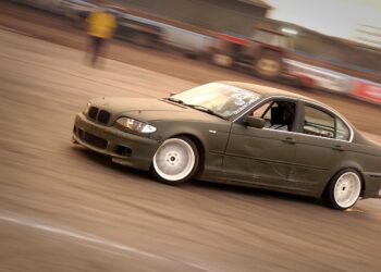 Szczecin: Uciekał przed policją i uderzył w drzewo. Wyjaśnienia kierowcy zszokowały policjantów