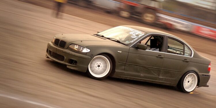 Szczecin: Uciekał przed policją i uderzył w drzewo. Wyjaśnienia kierowcy zszokowały policjantów