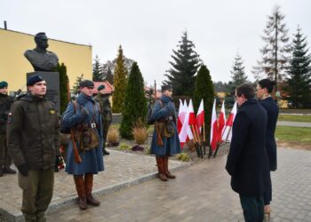 Czekali na to od 26 lat! W Złocieńcu odsłonięto pomnik Józefa Piłsudskiego