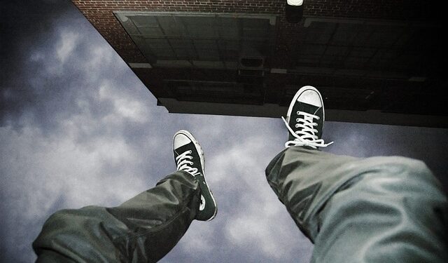 Chciała skoczyć z 4. piętra w Boże Narodzenie. Uratowali ją policjanci z Dąbia