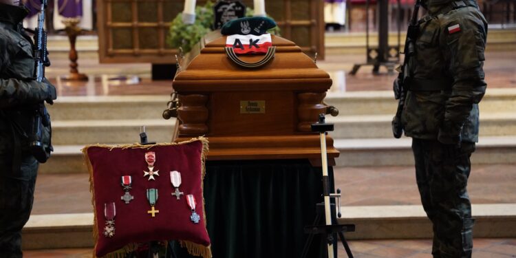 Ostatnia droga legendarnej łączniczki AK. „Sarenkę” żegnały tłumy [ZDJĘCIA]