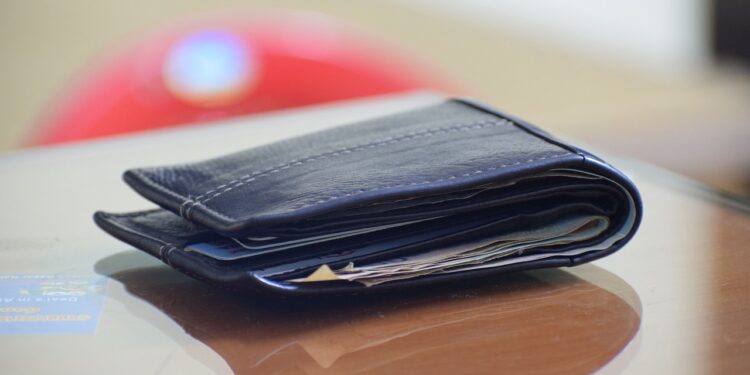 Kamień Pomorski: Znalazł portfel z dużą sumą pieniędzy. Oddał go na policję, a ta znalazła właściciela!