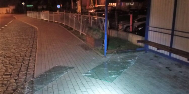 Zdemolował przystanek w Policach, a nastepnie ukrył się w lesie w krzakach