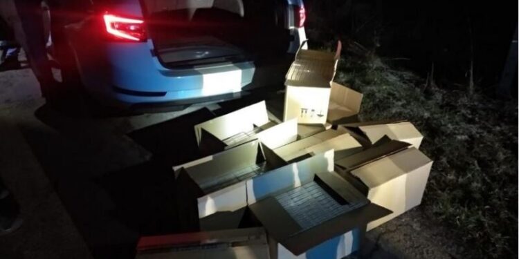 Koszalin: Funkcjonariusze KAS zatrzymali mężczyznę przewożącego 100 tysięcy papierosów bez polskich znaków akcyzy