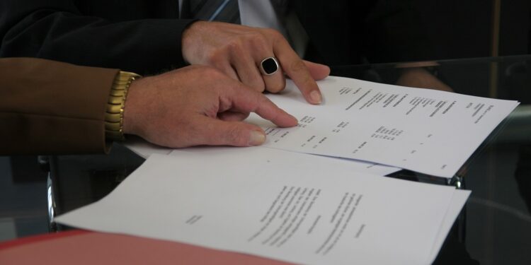 Szczecin: Stworzyli piramidę finansową i oszukali 157 osób na ponad 3,5 mln zł!