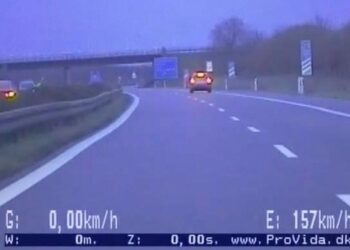 37-latka przez 100 km pędziła autostradą pod prąd. Zatrzymała ją dopiero policyjna kolczatka