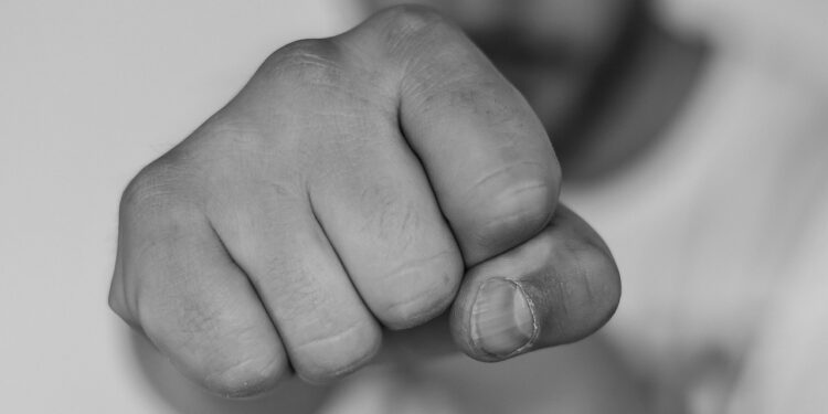 Szczecin: Przyjął kolegę pod swój dach. Ten znęcał się nad nim i groził śmiercią