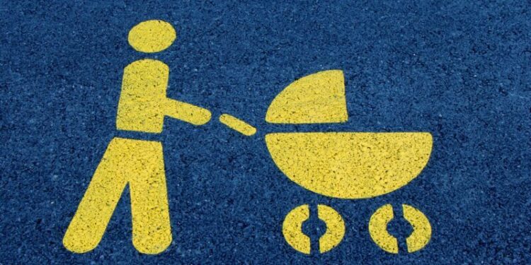 Kołobrzeg: Matka zostawiła dziecko na plaży i… poszła na kawę. Zostawiła na wózku specjalną karteczkę