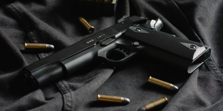 Gryfice: Akt oskarżenia wobec mężczyzny posiadającego znaczną ilość narkotyków i broń