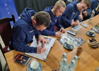 Piłkarze Pogoni w więzieniu. „Portowcy” odwiedzili osadzonych w Zakładzie Karnym w Nowogardzie